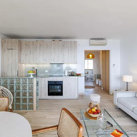 Emilie - Panoramic Sea Views Facing Paradise