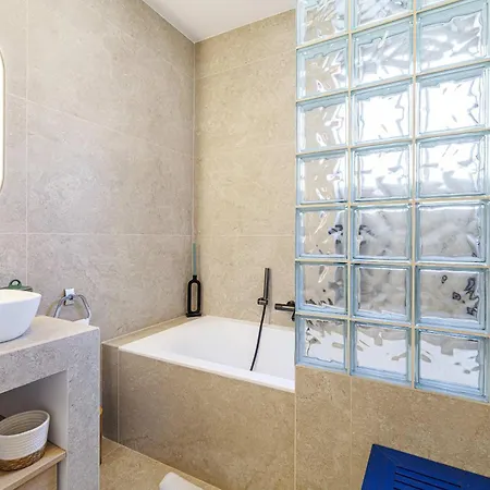 Emilie - Panoramic Sea Views Facing Paradise Apartment